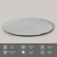 Round ceramic plate on a light gray background with safety and feature icons at the bottom.